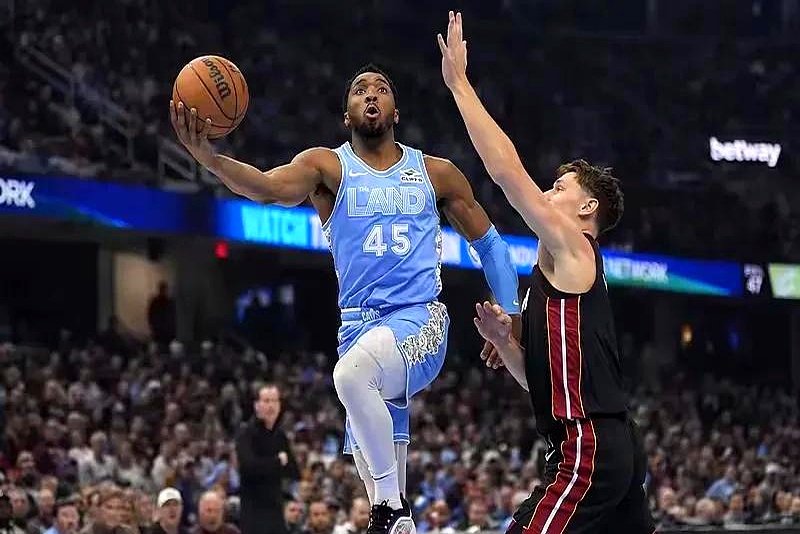 包含里程碑夜!克里夫兰骑士完成体检;欧超杯关键时刻刷纪录;态度坚定;球队文化再被提及的词条-爱游戏下载